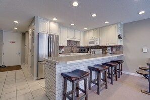 Condo, 2 habitaciones | Cocina privada | Refrigerador, horno, cafetera y tetera y tostadora 