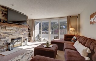 Condo, 2 Bedrooms | Living area