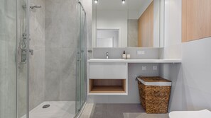Apartment (19 H) | Bathroom | Shower, hair dryer, towels - Apartamenty Sun & Snow Nexo (Puck)