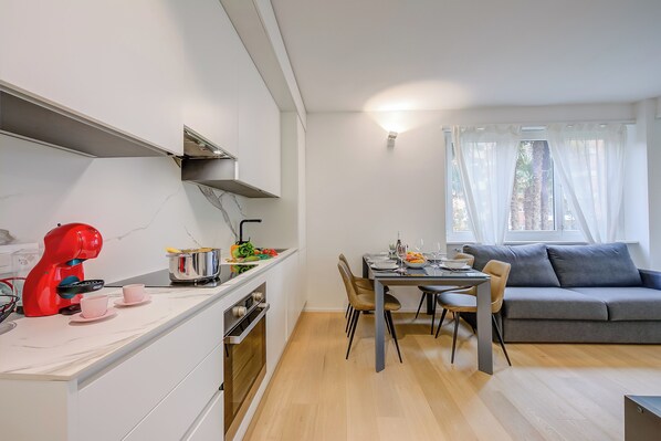 Departamento estándar, varias habitaciones (Res. San Marco 1) | Cocina privada | Refrigerador, microondas, horno y parrilla de estufa 