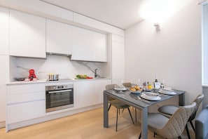 Appartement Standard, plusieurs chambres (Res. San Marco 1) | Cuisine privée | Réfrigérateur, micro-ondes, four, plaque de cuisson