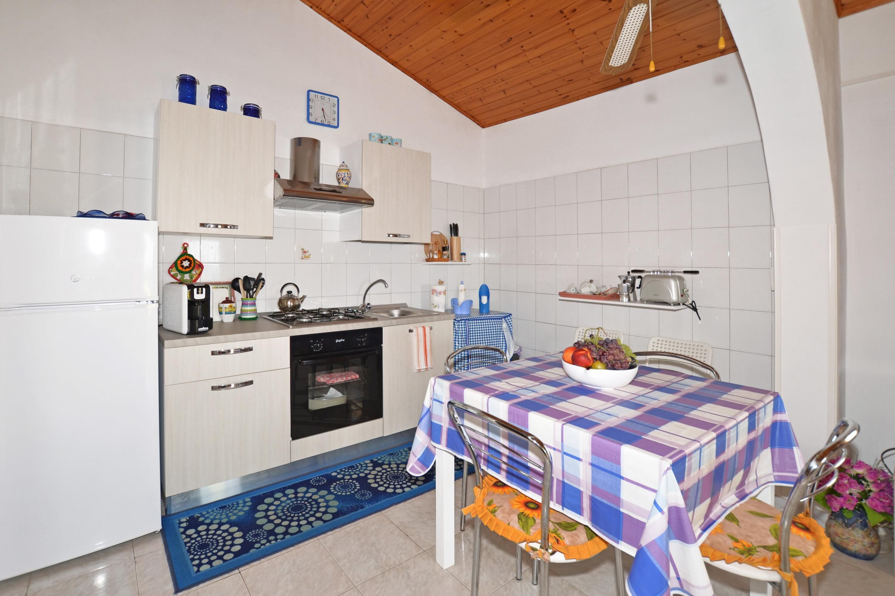 Standard House, Multiple Bedrooms, 2 Bathrooms, Sea Facing (Casa Apara) | Private kitchen | Fridge, microwave, oven, stovetop
