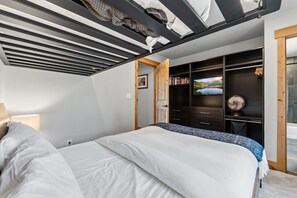3 bedrooms, desk, iron/ironing board, WiFi