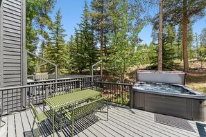 Outdoor dining - Ski-In/Out Townhome w/ Hot Tub & Lovely Mtn Views! (Breckenridge)