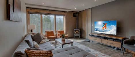 Televisión, chimenea, videojuegos y oficina