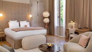 Junior suite | Een minibar, een kluis op de kamer, een bureau, een laptopwerkplek