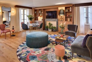 Grand Double Room | Living area | Flat-screen TV - Hotel Richer de Belleval (Montpellier)