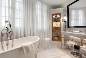 Junior Double Room | Bathroom | Free toiletries, hair dryer, bathrobes, slippers