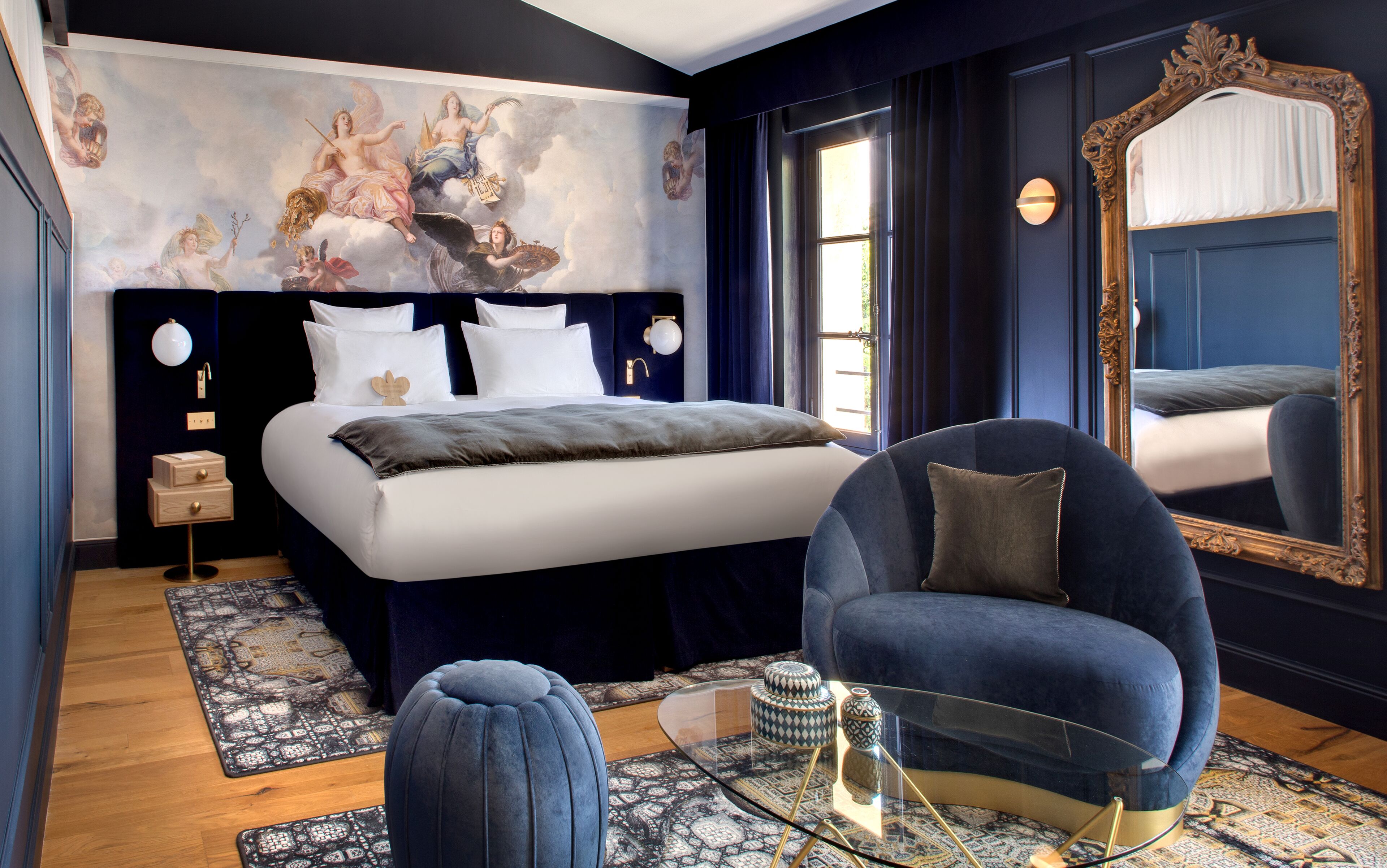 行政雙人房 | 迷你吧、客房內保險箱、書桌、筆電工作空間