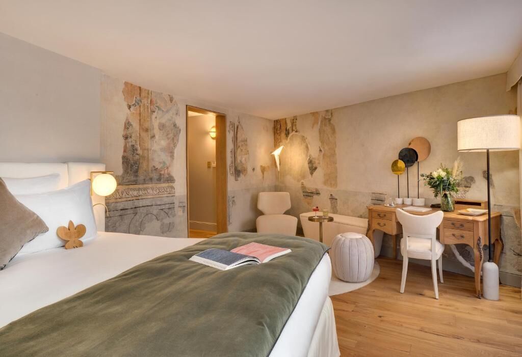 高級雙人房 | 迷你吧、客房內保險箱、書桌、筆電工作空間