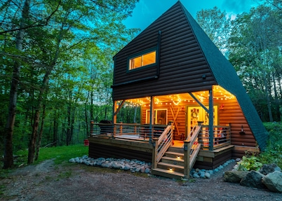 COZY CUB CABIN Brookside • Lake George, Hot Tub, 24 acres w/ Brook