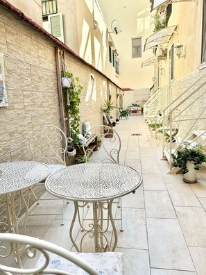 Outdoor dining - Amazing studio for 2 people in the Heart of Naples 2V (Napoli)