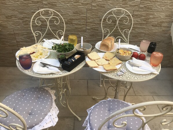 تناول الطعام بالخارج