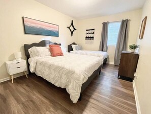 2 slaapkamers, een bureau, een strijkplank/strijkijzer, reisbedje