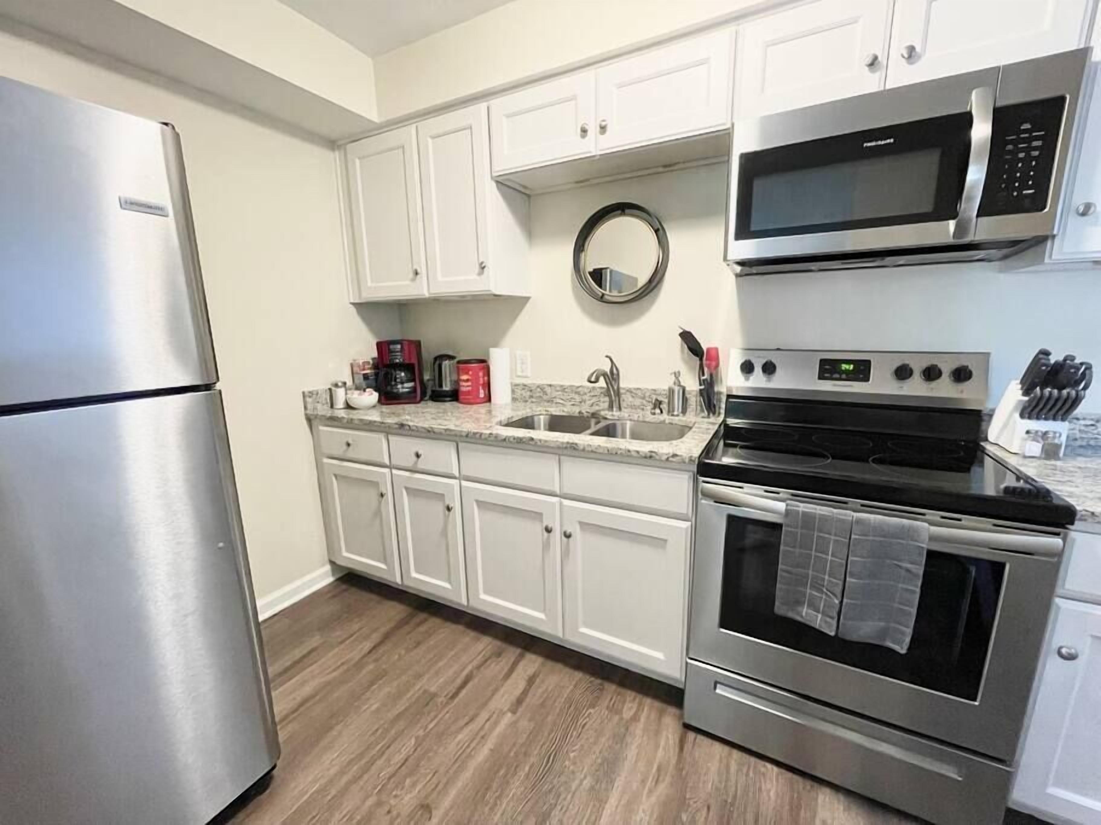 電子レンジ、トースター、調理器具と食器