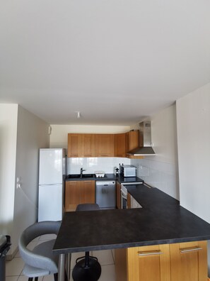 Réfrigérateur, four à micro-ondes, un four, surface de cuisson