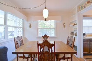 Dining - Charming 3 Bedroom house with detached garage. (Oak Ridge)
