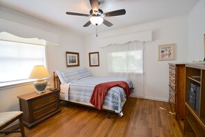 3 bedrooms, desk, iron/ironing board, free WiFi - Charming 3 Bedroom house with detached garage. (Oak Ridge)