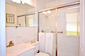 Shower, hair dryer, towels, soap - Charming 3 Bedroom house with detached garage. (Oak Ridge)