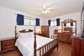 3 bedrooms, desk, iron/ironing board, free WiFi