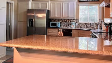 Frigorífic, microones, forn i placa de cuina