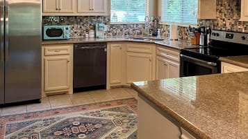 Frigorífic, microones, forn i placa de cuina