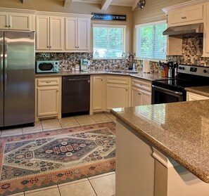 ثلاجة، ميكروويف، فرن، موقد طهي مسطح