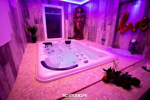 Romantic Loft, Hot Tub (Sauna ,toit terrasse ) | Room amenity - Loveroom La Garçonn'hyeres (Hyères)