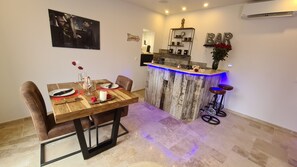 Romantic Loft, Hot Tub (Sauna ,toit terrasse ) | Bar (on property)