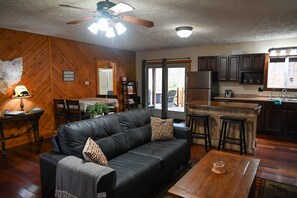 Smart-TV, Kamin, DVD-Player, Bücher