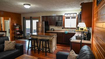 TV connectée, cheminée, lecteur de DVD, livres