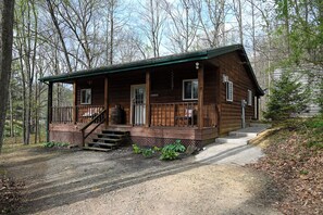 Exterior - Beary Cozy: Luxury Couples Retreat in Hocking Hills (Laurelville)
