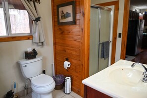 Douche, sèche-cheveux, serviettes fournies