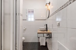 Baignoire, séchoir à cheveux, serviettes fournies