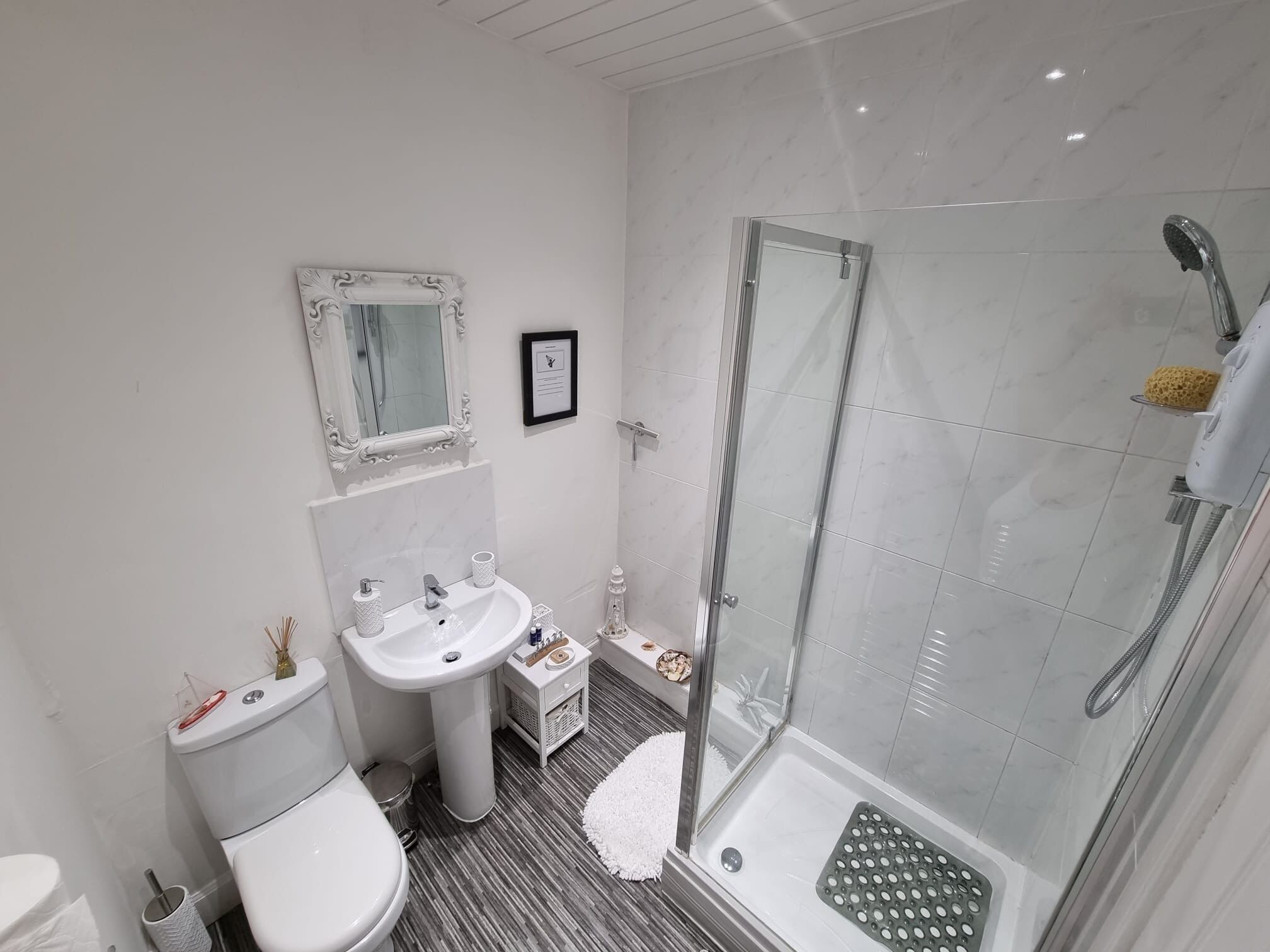 Appartement | Salle de bain | Douche, séchoir à cheveux, serviettes fournies