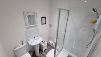 Appartement | Badkamer | Een douche, een haardroger, handdoeken