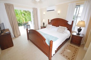 2 makuuhuonetta, tallelokero huoneessa, työpöytä, silitysrauta/-lauta