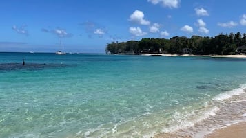 Beach nearby, sun loungers, beach towels