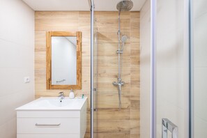 Douche, sèche-cheveux, serviettes fournies
