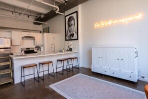 冷蔵庫、電子レンジ、オーブン、コンロ