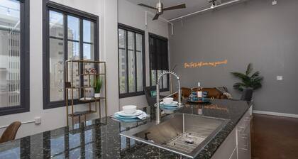 Top Floor Deluxe Penthouse | Heart of Downtown FTW