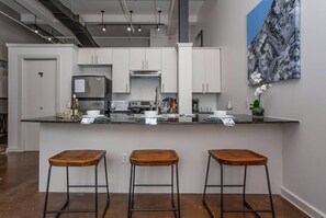 Fridge, microwave, oven, stovetop - Deluxe Top-floor Penthouse | Downtown Fort Worth (Fort Worth)