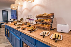 Daily English breakfast (EUR 10.9 per person) - Hôtel Le Cyrano (Bergerac)