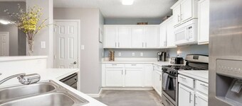 Symphony Home near Fort Worth Stockyards, AT&T by HomeStayPros
