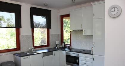 Modernly furnished, detached basement villa with spacious garden. Three bedrooms, two bathrooms.