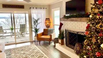 Een televisie, een open haard en een tafeltennistafel