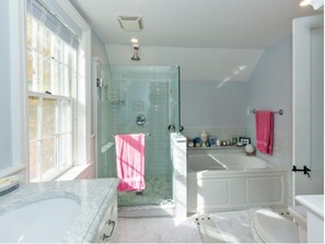 Combined shower/bathtub, hair dryer, towels, soap - There’s nowhere like Cape Cod in the summer. Nowhere. (Barnstable)