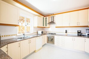 Kjøleskap, mikrobølgeovn, ovn og oppvaskmaskin