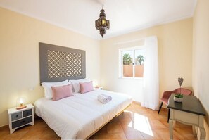 4 soverom, safe på rommet, strykejern/-brett og reiseseng for barn