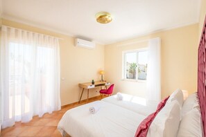 4 soverom, safe på rommet, strykejern/-brett og reiseseng for barn